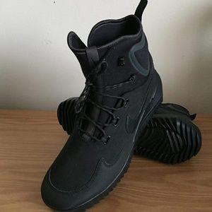 Nike Men Air Wild Mid Size 11